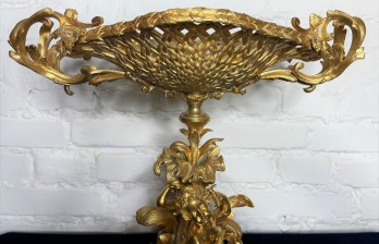 Большая антикварная русская бронзовая золоченая ваза рококо с фигурами